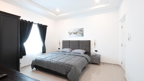 Tabla de planchar con plancha, wifi y ropa de cama 