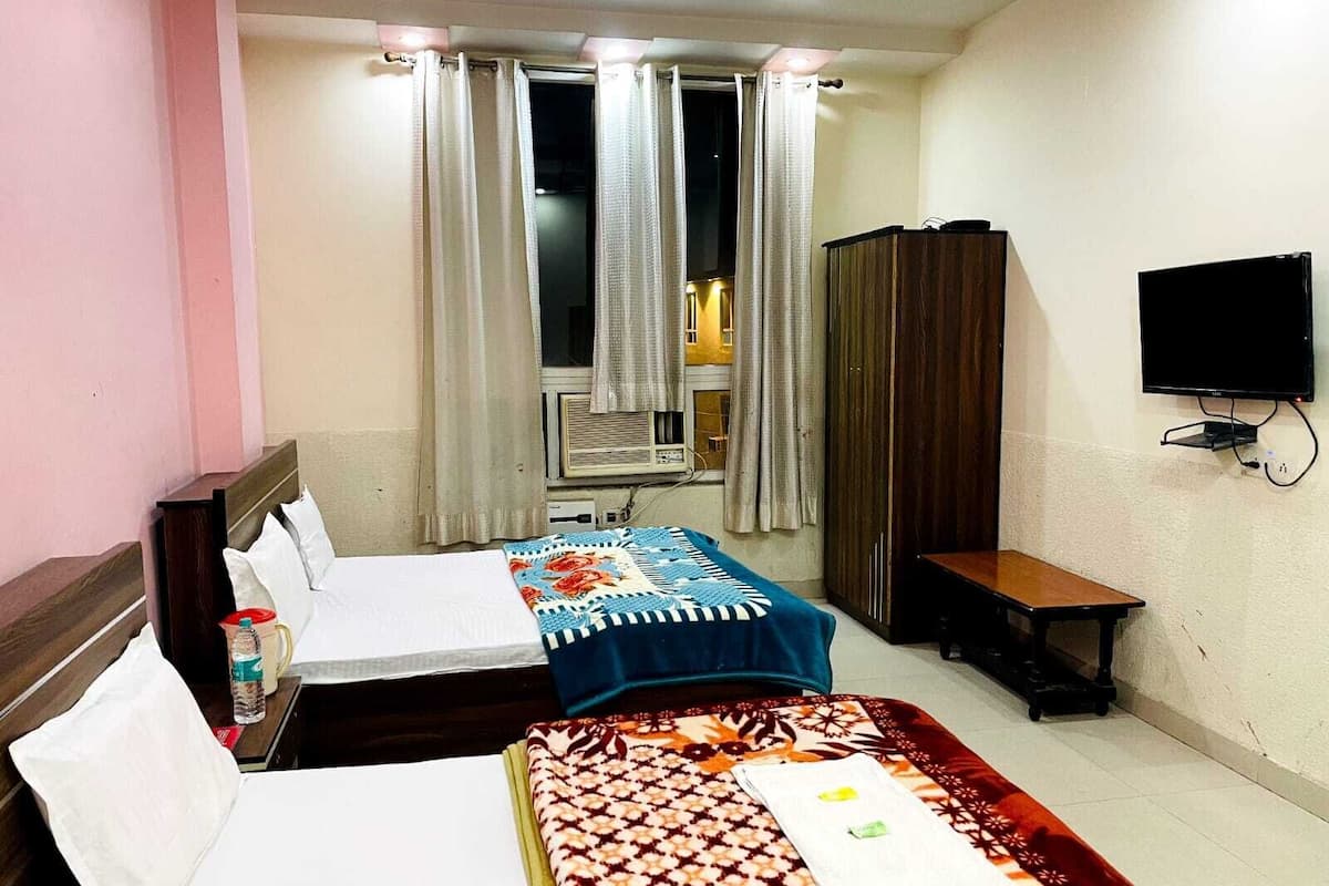 Quarto casal luxo | Escrivaninha, espaço de trabalho para notebook, Wi-Fi de cortesia