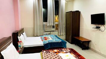 Deluxe Double Room | Desk, laptop workspace, free WiFi