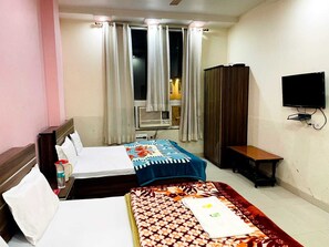 Quarto casal luxo | Escrivaninha, espaço de trabalho para notebook, Wi-Fi de cortesia