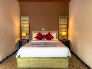 Habitación Deluxe doble, vistas a la ciudad | Caja fuerte, escritorio, espacio para trabajar con un portátil
