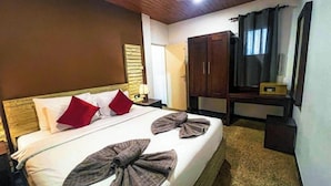 A hotel room with a bed, a wooden headboard, a wardrobe, a desk, and a television. - Hotel 198 Negombo (Negombo)