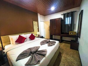 In-room safe, desk, laptop workspace, iron/ironing board - Hotel 198 Negombo (Negombo)