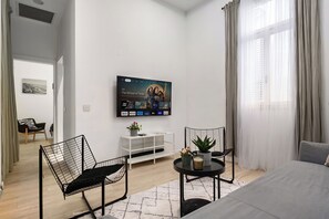 Tabla de planchar con plancha, wifi y ropa de cama 