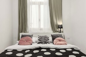 Tabla de planchar con plancha, wifi y ropa de cama 