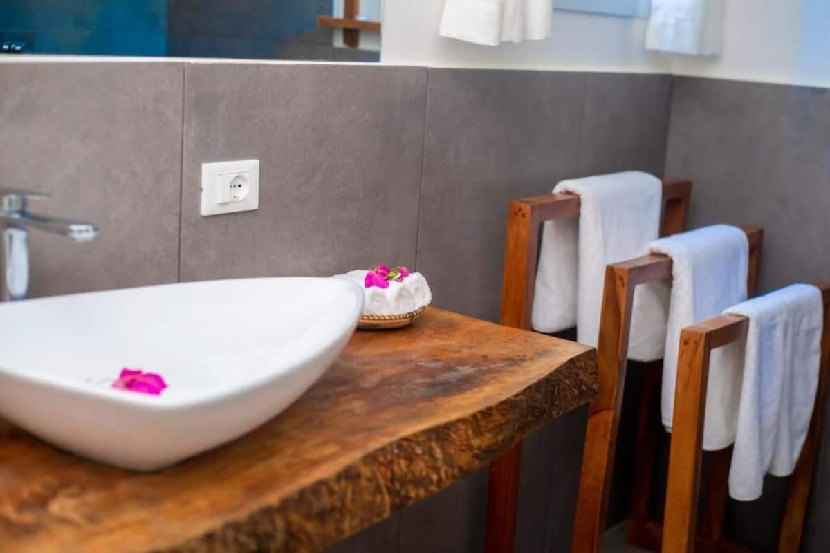 Villa Deluxe, balcon, vue piscine | Salle de bain