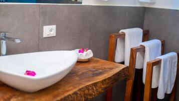 Deluxe Villa, Balcony, Pool View | Bathroom