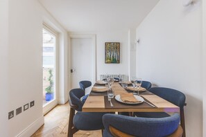 Dining - Modern Baker Street Flat with Patio (London)