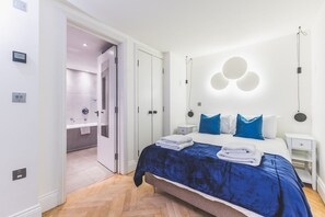 3 bedrooms, iron/ironing board, Internet - Modern Baker Street Flat with Patio (London)