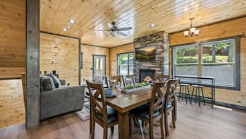 Cabane Signature, 2 chambres, bain à remous, cÎté montagne | Restauration dans la chambre