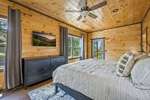 Signature huisje, 2 slaapkamers, bubbelbad, uitzicht op gebergte | Individueel gedecoreerd, individueel gemeubileerd, een bureau