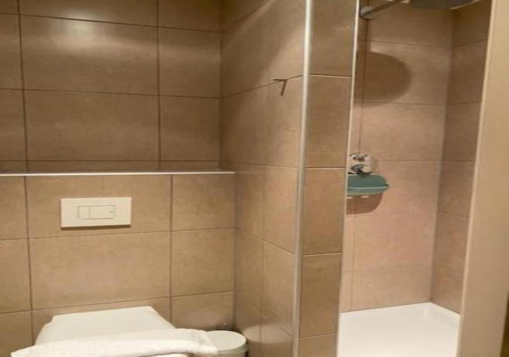 Eenvoudige eenpersoonskamer | Badkamer