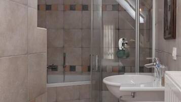 Deluxe Double Room | Bathroom | Free toiletries, hair dryer, soap, shampoo