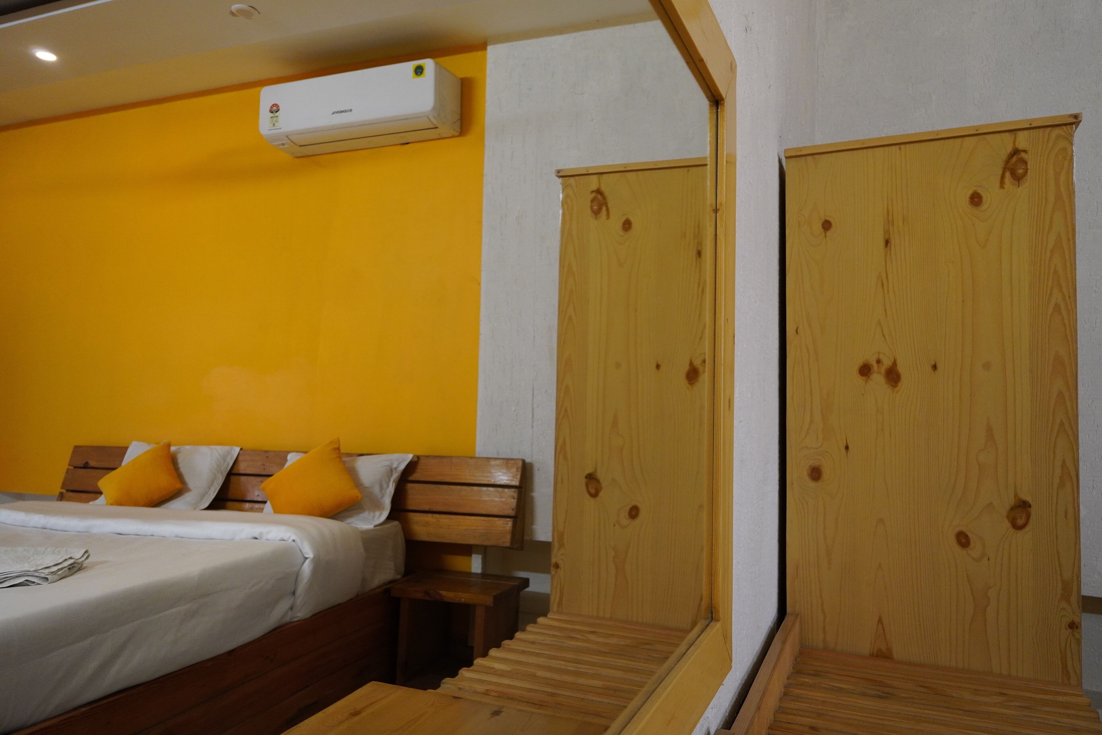 Free WiFi, bed sheets