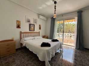 3 bedrooms, Internet, bed sheets - Charming 3-Bedroom House with Shared Pool in Punta Prima, Torrevieja (Alicante)