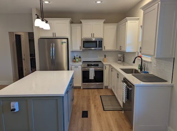 Fridge, microwave, oven, stovetop - The Blue Ozark- MTB, Remote Work, and Family Ready (Bella Vista)