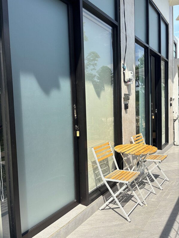 Outdoor dining - Olive Athena Guesthouse (Denpasar)