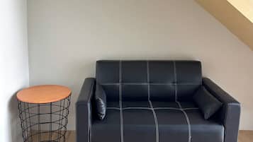 Standard Double Room, Non Smoking, Garden View | Living area