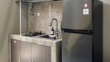 Kamar Double Standar, Bebas Asap Rokok, pemandangan kebun | Dapur pribadi | Lemari es besar dan peralatan masak/sendok-piring