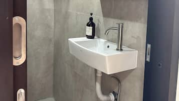 Standard Double Room, Non Smoking, Garden View | Bathroom | Shower, towels, soap, shampoo