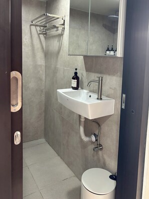 Standard Double Room, Non Smoking, Garden View | Bathroom | Shower, towels, soap, shampoo - Olive Athena Guesthouse (Denpasar)