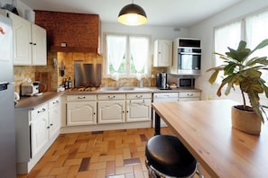 Fridge, microwave, oven, stovetop - Gulf & Ocean ideal family home close to the sea (La Trinité-Surzur)