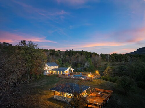 Group Retreat • Heated Pool • Hot Tub • Game Rooms | The Hilltop Hideaway