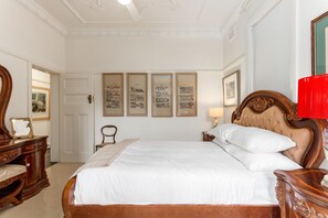 2 bedrooms, desk, iron/ironing board, Internet - Eclectic Art Deco Apartment in great location (Potts Point)