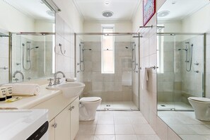 Hair dryer, towels - Eclectic Art Deco Apartment in great location (Potts Point)