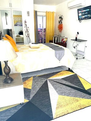 Tabla de planchar con plancha, internet y ropa de cama 