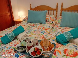 Tabla de planchar con plancha, internet y ropa de cama 