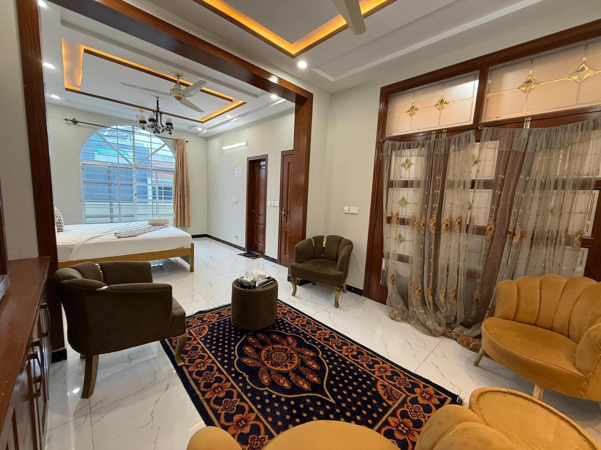 Sistema de insonorización, tabla de planchar con plancha, wifi gratis