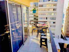 Outdoor dining - Exclusive Ocean-View Apartment with Terrace & Parking – Long Stays March–Decembe (Viña del Mar)