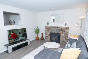 TV - Cozy Bungalow Near Niagara Falls - Perfect Family Retreat (Niagara Falls)
