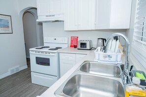 Fridge, microwave, oven, stovetop - Cozy Bungalow Near Niagara Falls - Perfect Family Retreat (Niagara Falls)