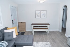 TV - Cozy Bungalow Near Niagara Falls - Perfect Family Retreat (Niagara Falls)