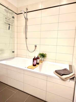 Hair dryer, towels, soap, toilet paper - Penthouse with XL terrace | including parking space | top connection to the old town (Nürnberg)
