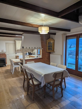 お食事. Charming 3-bedroom country house, ideal for up to 8 guests.