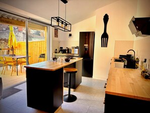 Réfrigérateur, micro-ondes, four, plaque de cuisson