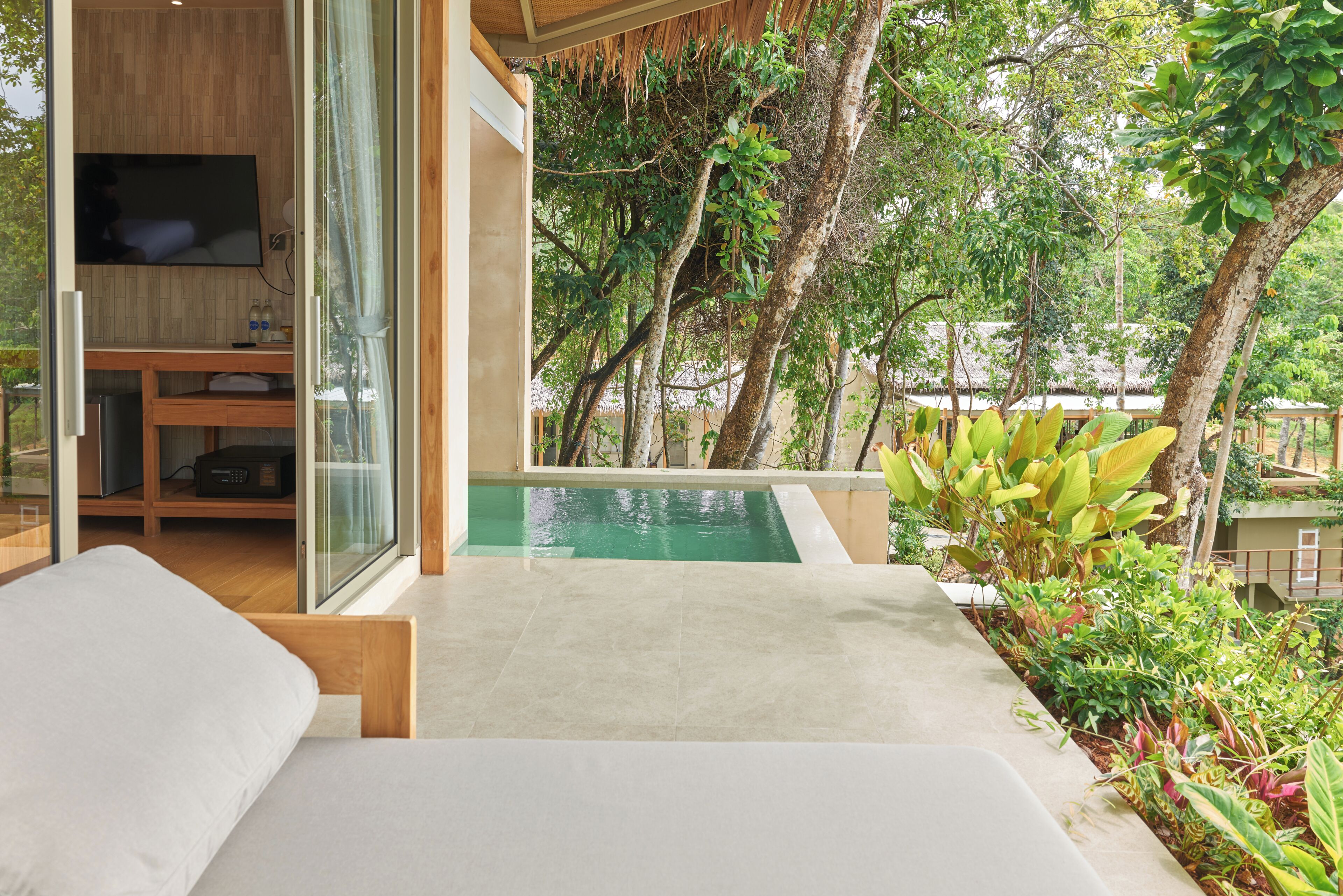 Ocean View Pool Villa | Peralatan tempat tidur premium, peti besi dalam bilik 