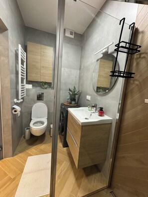 Bruser, hårtørrer, håndklæder, Toiletpapir