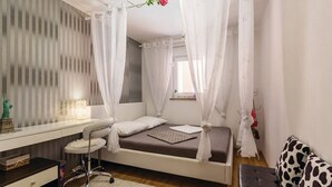 Ein Schlafzimmer mit einem Bett, einem Schreibtisch und einem Stuhl.