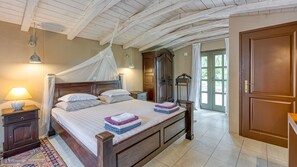 Tabla de planchar con plancha, wifi gratis y ropa de cama 