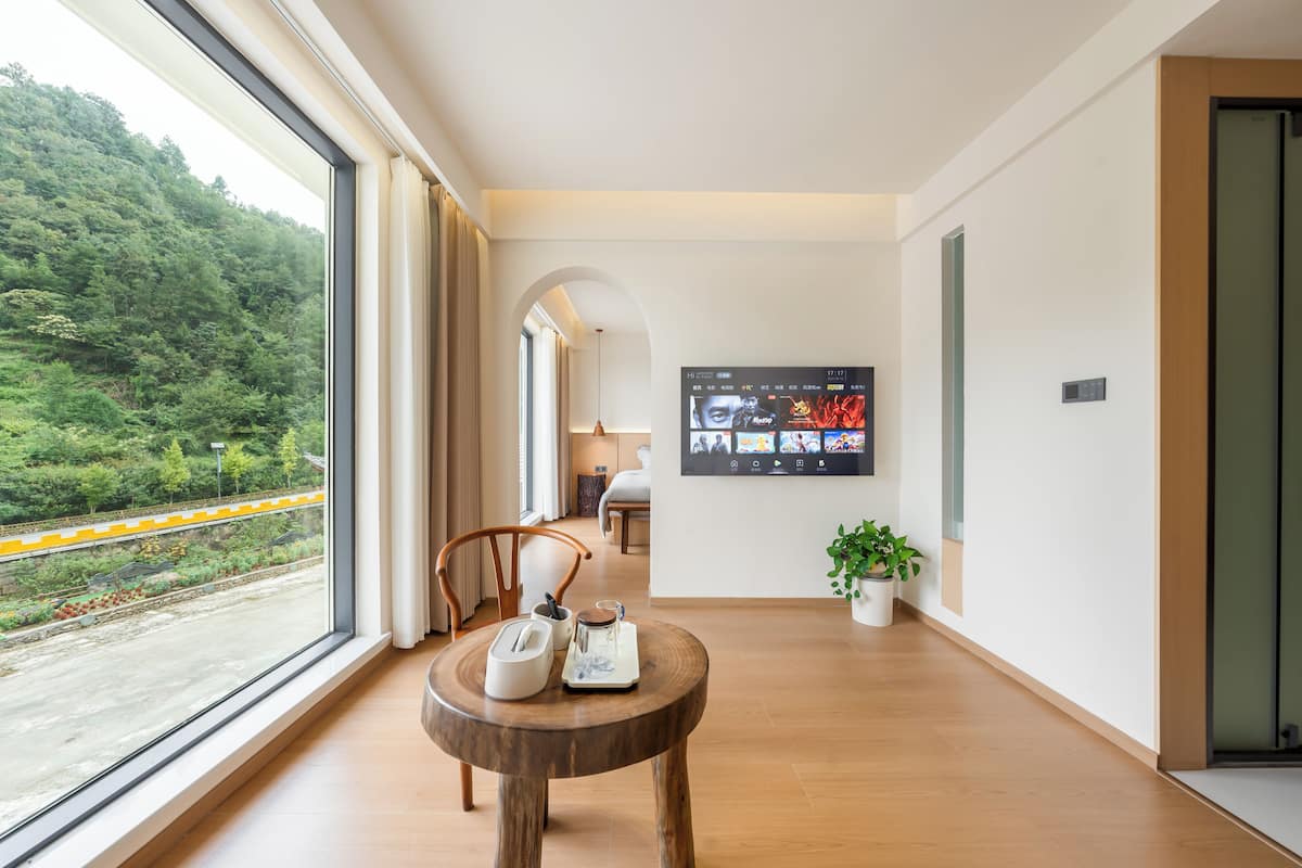 Seprai premium, meja kerja, dan ruang kerja ramah laptop