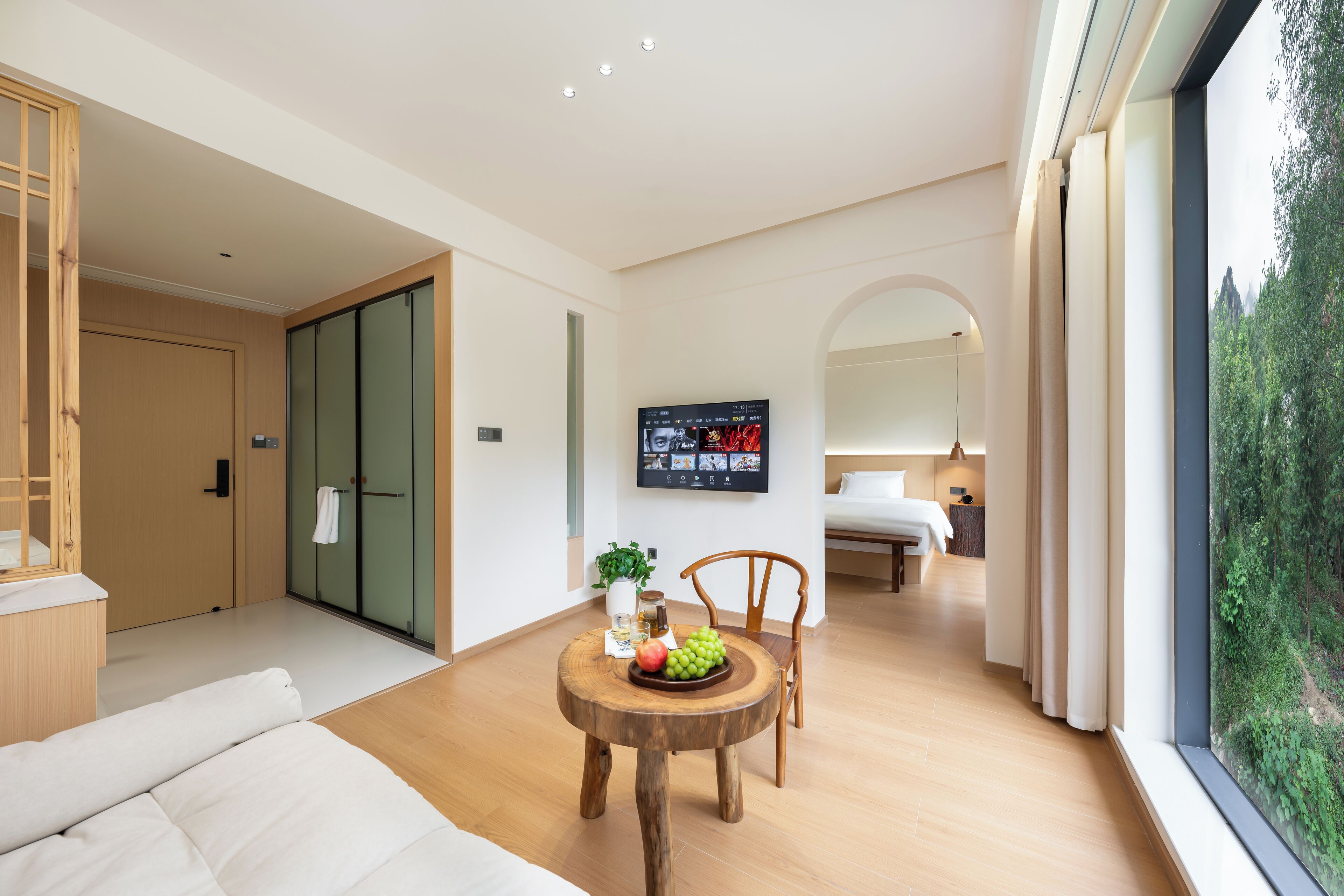 Suite Basic, pemandangan bukit | Seprai premium, meja kerja, dan ruang kerja ramah laptop