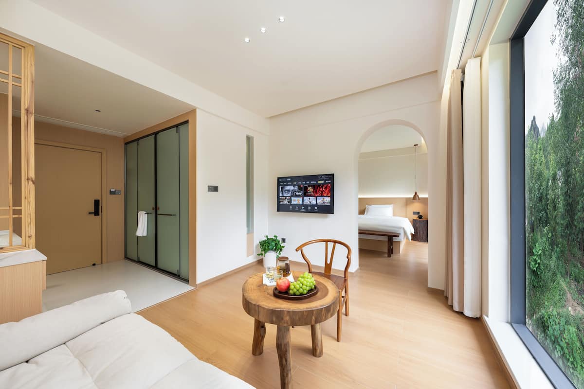 Suite Basic, pemandangan bukit | Seprai premium, meja kerja, dan ruang kerja ramah laptop