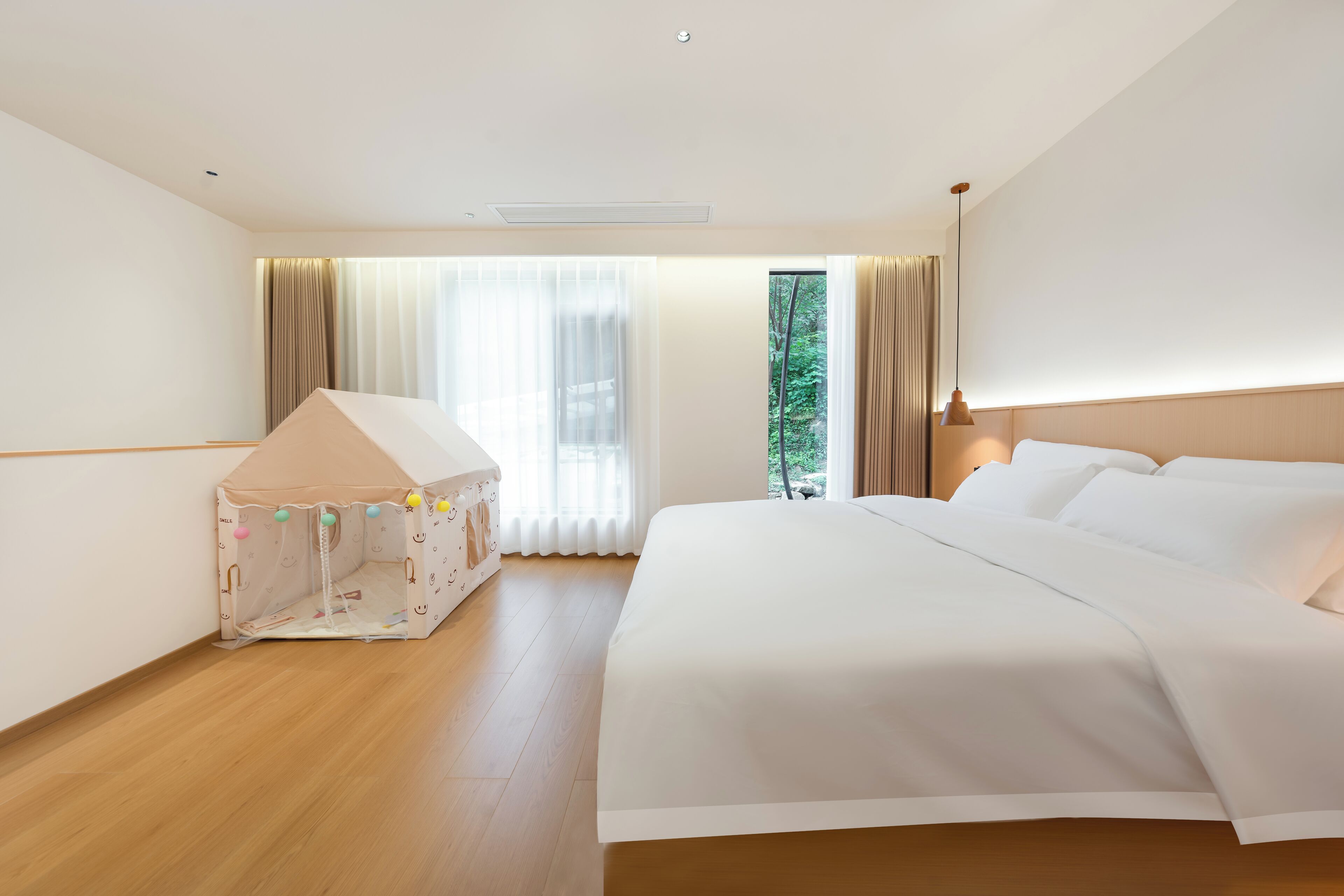 Loft Basic, pemandangan gunung | Seprai premium, meja kerja, dan ruang kerja ramah laptop