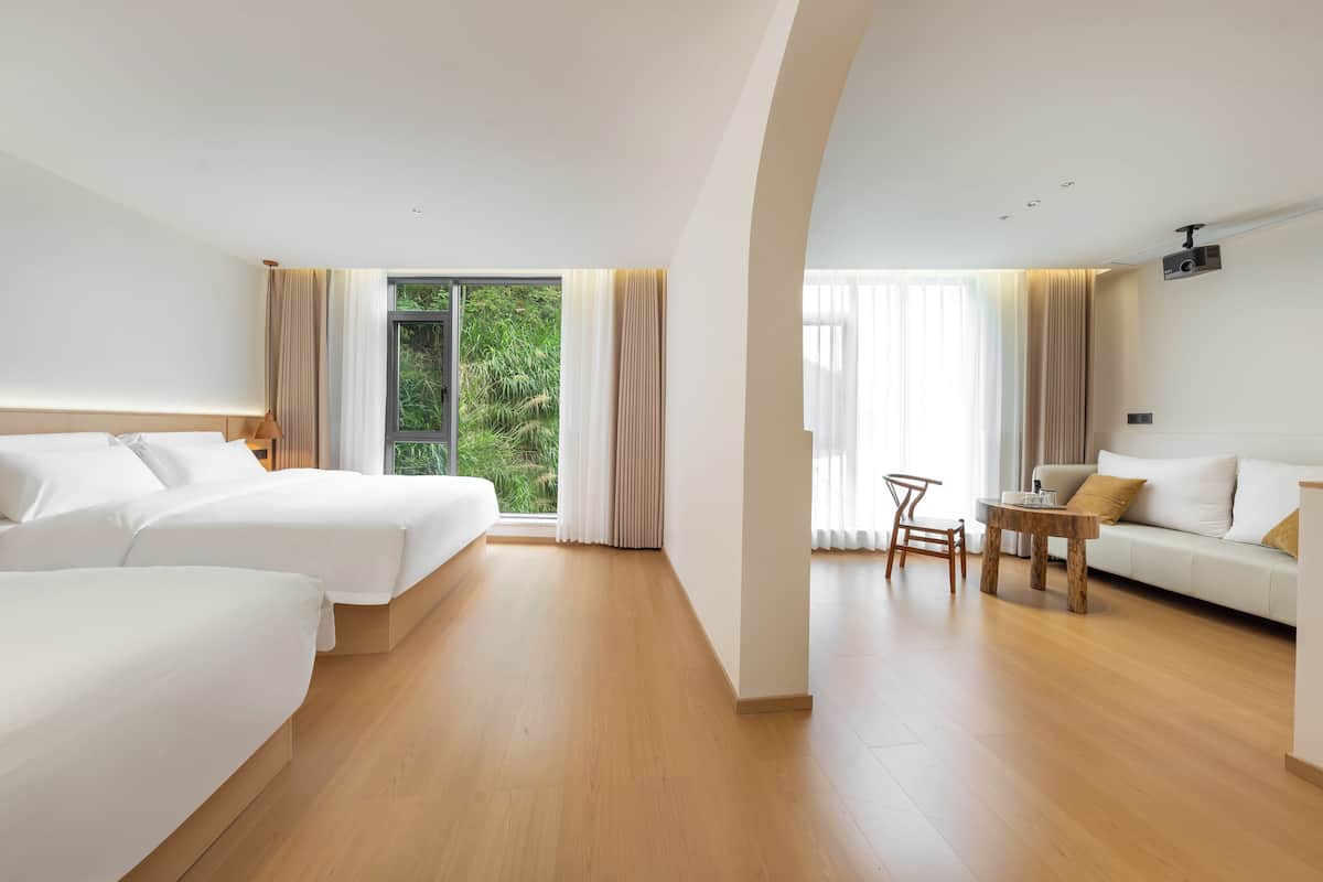 Suite Basic | Seprai premium, meja kerja, dan ruang kerja ramah laptop