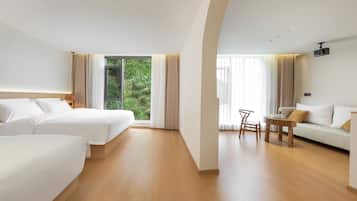 Suite Superior, vista cortile | Biancheria da letto di alta qualità, una scrivania, postazione laptop