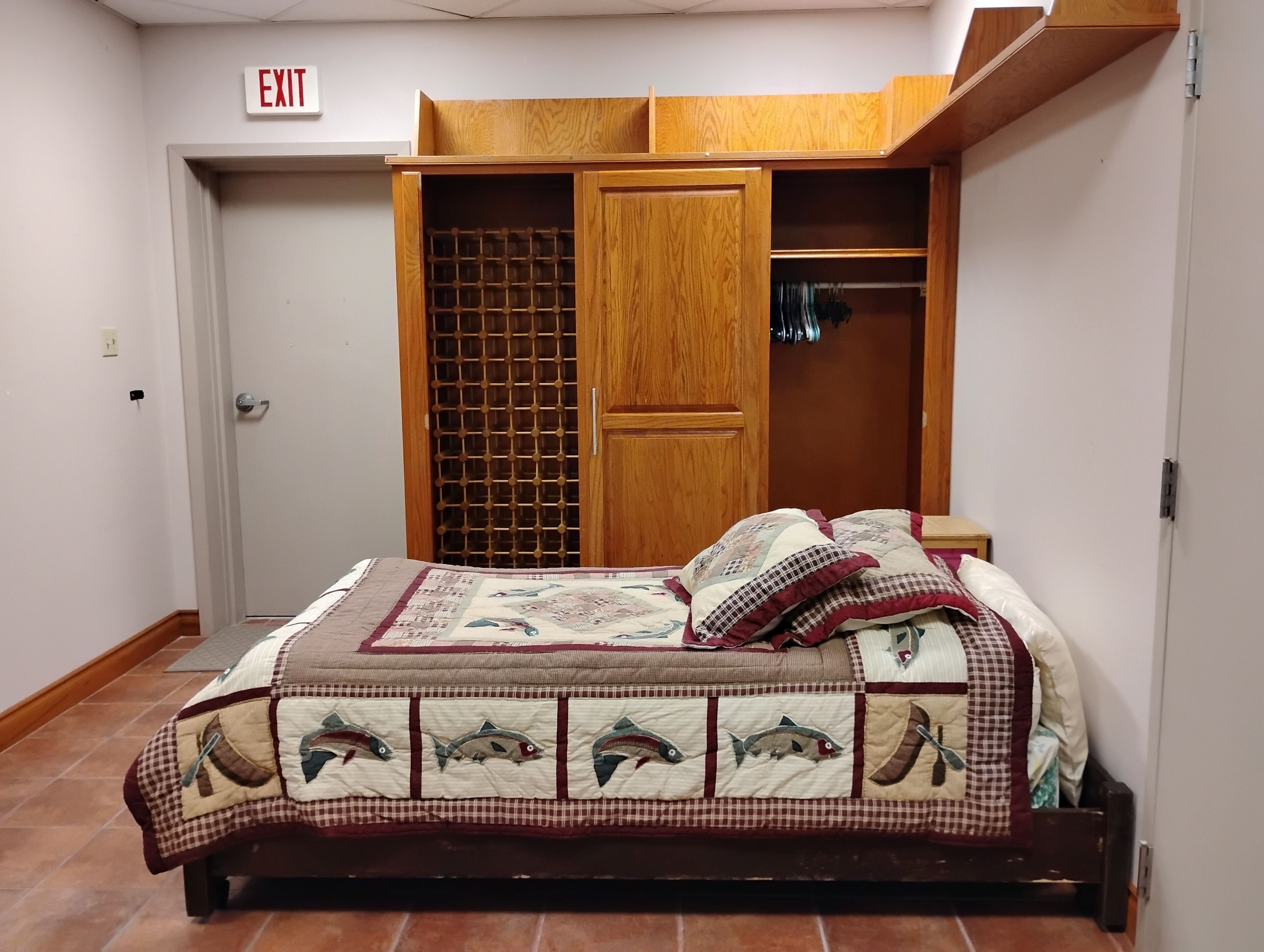 Tabla de planchar con plancha, wifi, ropa de cama